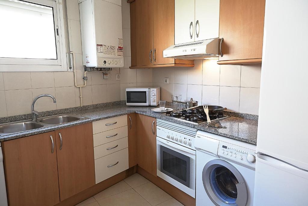 Kuchyňa alebo kuchynka v ubytovaní Alguera Apartments Sant Andreu
