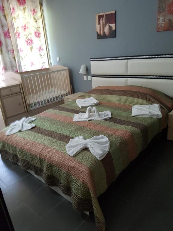 Habitación de hotel con 2 camas y toallas. en мартакис apartments obzor, en Obzor
