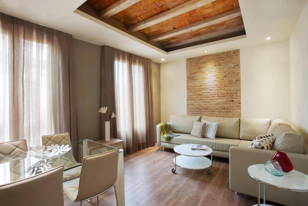 sala de estar con sofá y mesa en Barcelona Apartment Milà, en Barcelona