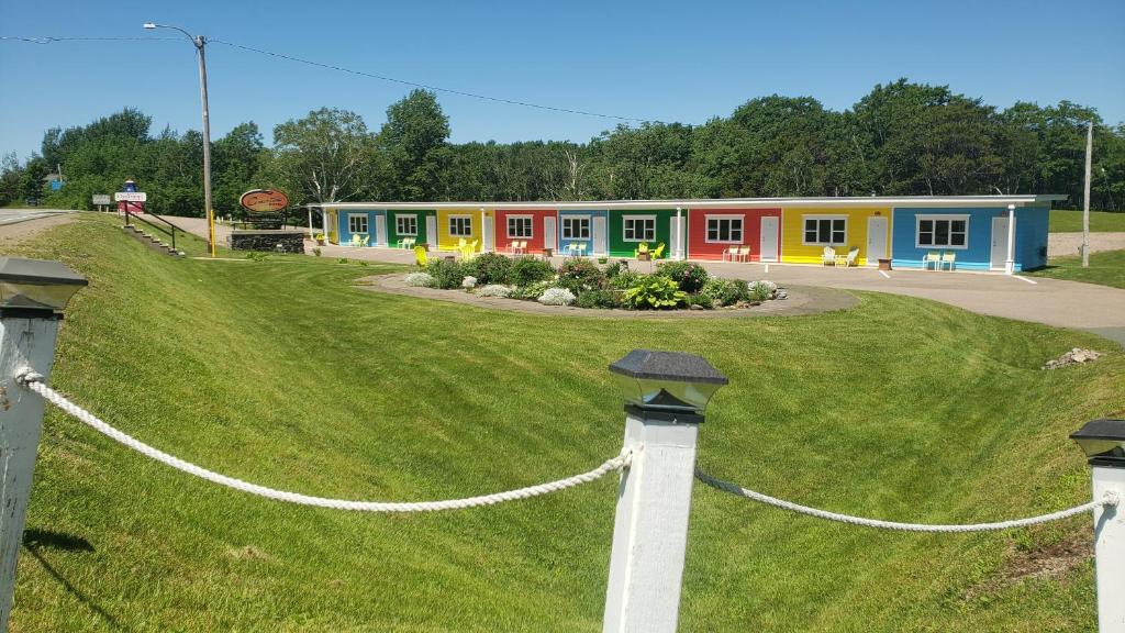 une clôture devant une rangée de maisons dans l'établissement Cornerstone Motel, à Chéticamp