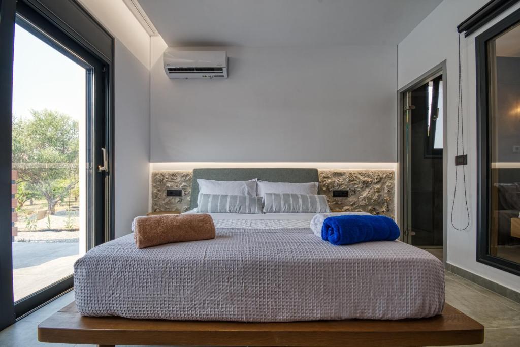 Postel nebo postele na pokoji v ubytování Terra Secreta Luxury Villas