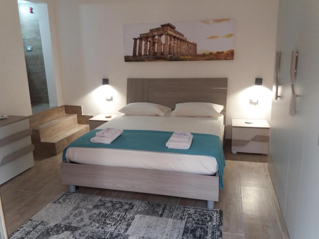 una camera da letto con un letto e due asciugamani di Casa di francesco a Castelvetrano Selinunte