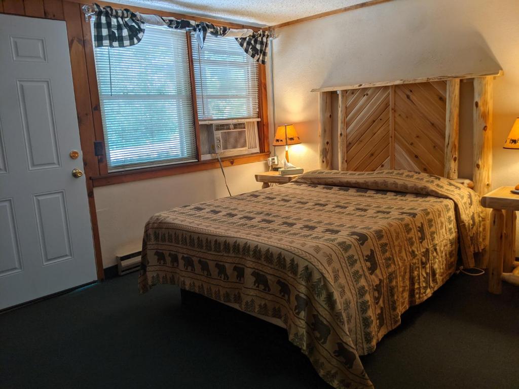 Postel nebo postele na pokoji v ubytování Adirondack Diamond Point Lodge