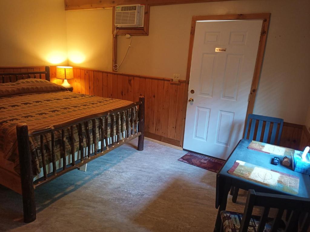 Postel nebo postele na pokoji v ubytování Adirondack Diamond Point Lodge