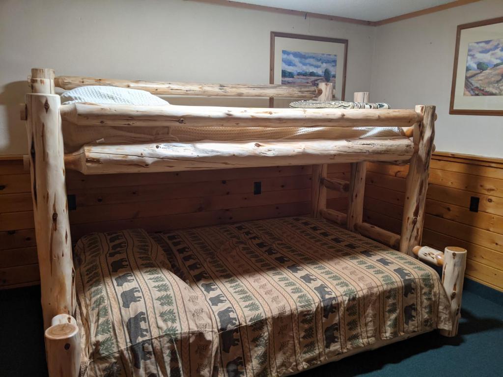 Postel nebo postele na pokoji v ubytování Adirondack Diamond Point Lodge
