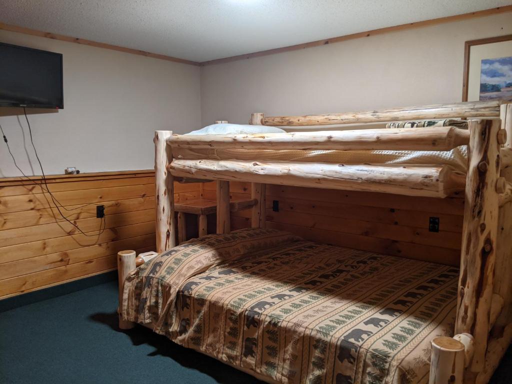 Postel nebo postele na pokoji v ubytování Adirondack Diamond Point Lodge