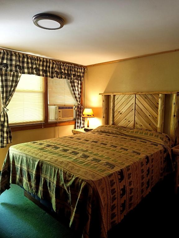 Postel nebo postele na pokoji v ubytování Adirondack Diamond Point Lodge