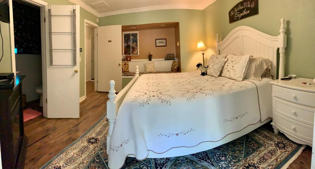 Lamb's Rest Inn - King Room With Garden View