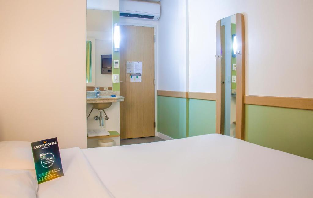 Postel nebo postele na pokoji v ubytování ibis budget Manaus