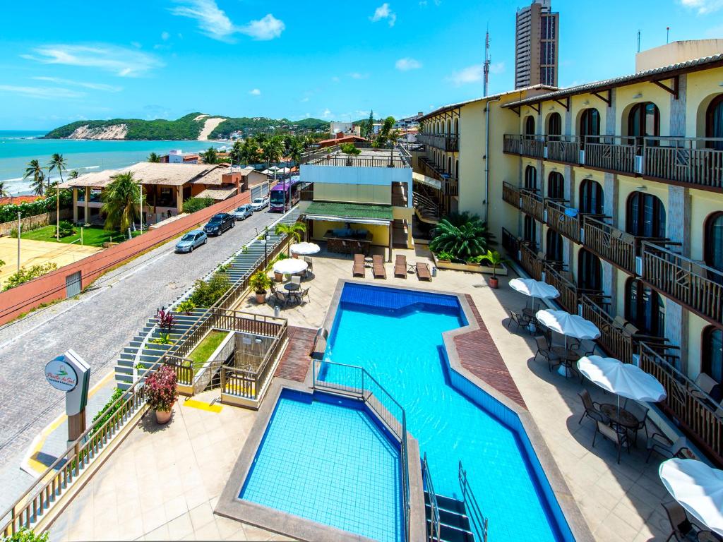 eine Luftansicht eines Hotels mit Pool in der Unterkunft Rede Andrade Comfort in Natal