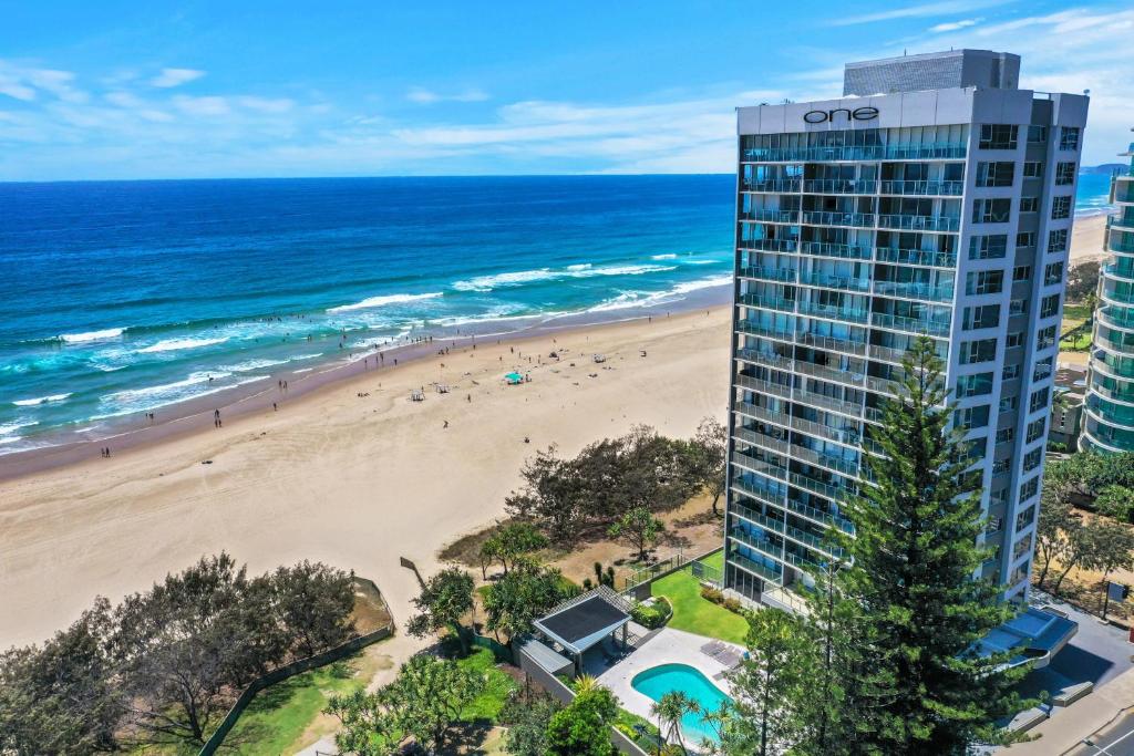 vistas a la playa y a un edificio alto en One The Esplanade Apartments on Surfers Paradise en Gold Coast