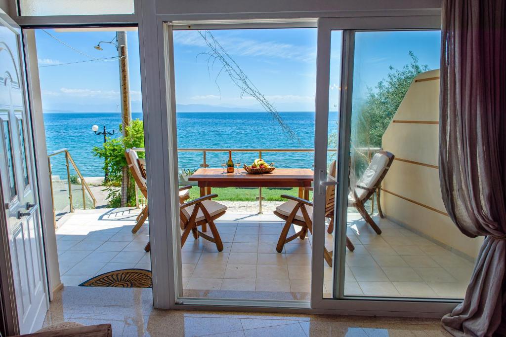 vistas al océano desde el balcón de una casa en Sul Mare, en Diakopto