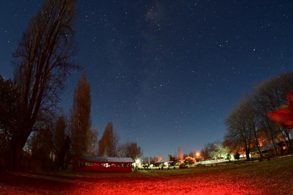 un parque de noche con un cielo estrellado en Villa Rosa House, en Pinto