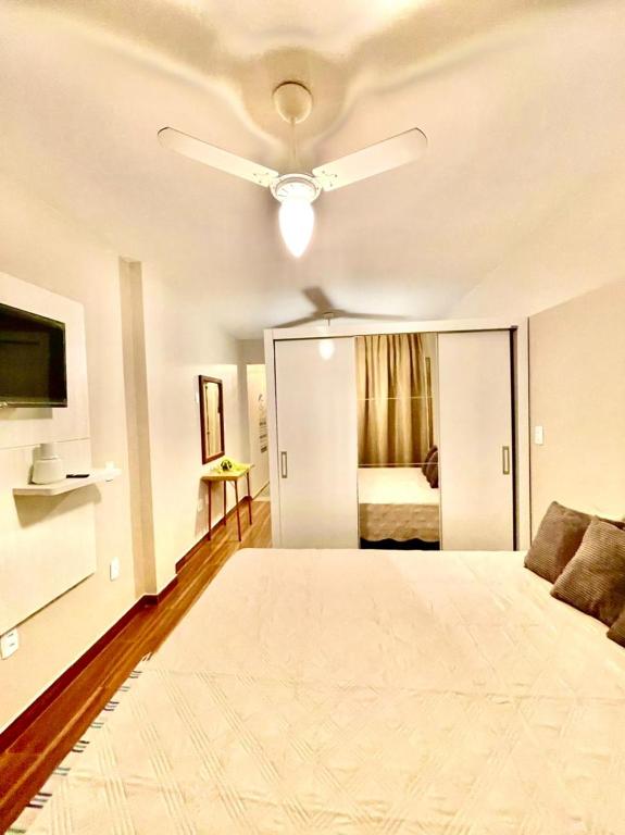 Ένα ή περισσότερα κρεβάτια σε δωμάτιο στο Apartamento temporada Guarapari-Centro