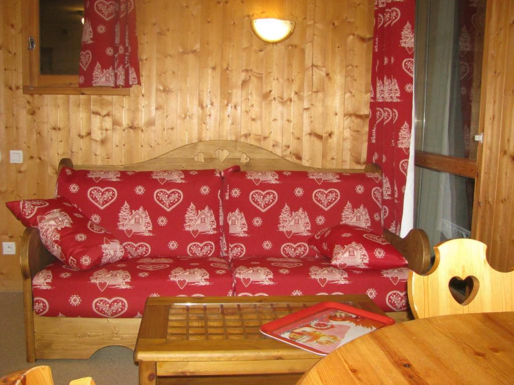 瓦盧瓦爾的住宿－Appartement Valloire, 4 pièces, 8 personnes - FR-1-263-484，客厅配有红色的沙发和桌子