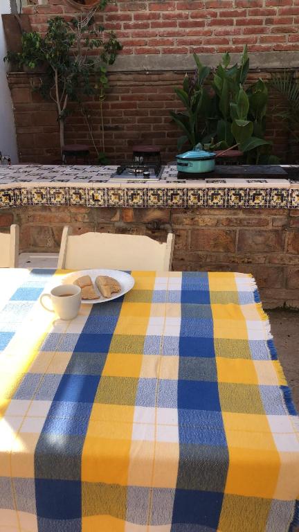 un tavolo con un piatto di cibo sopra di Casa Jardin Rosarito a Rosarito