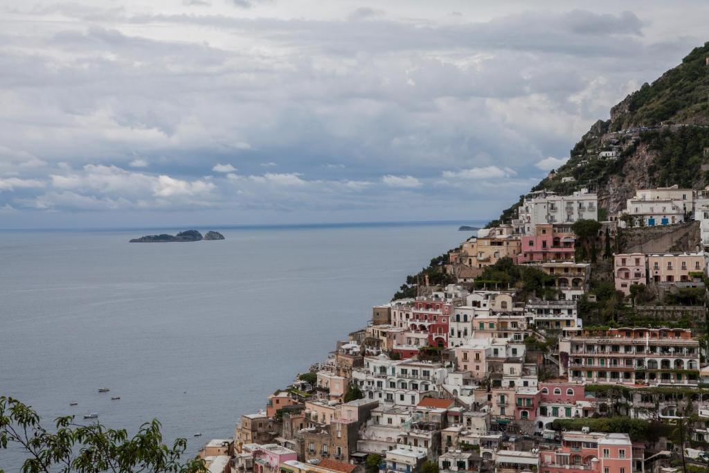 una città su una collina vicino all'acqua di Casa Wanda a Positano