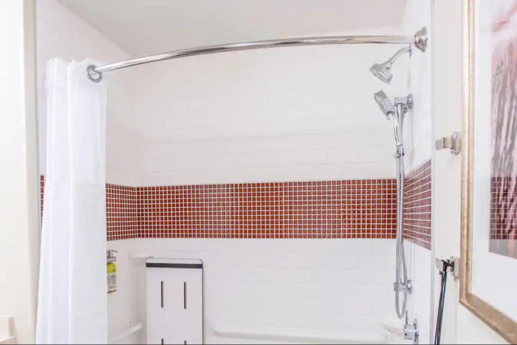 Staybridge Suites Denver Downtown, an IHG Hotel - Studio King Suite With Accessible Roll In Shower - Non-Smoking
