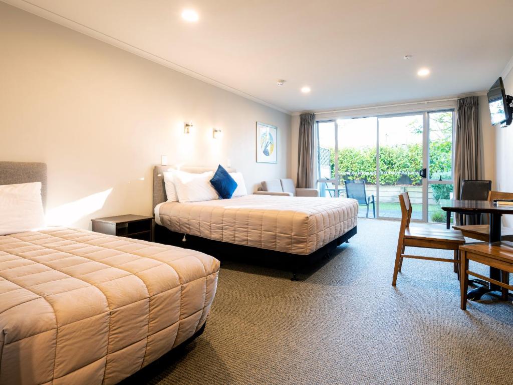 Postel nebo postele na pokoji v ubytování Lake Taupo Motor Inn