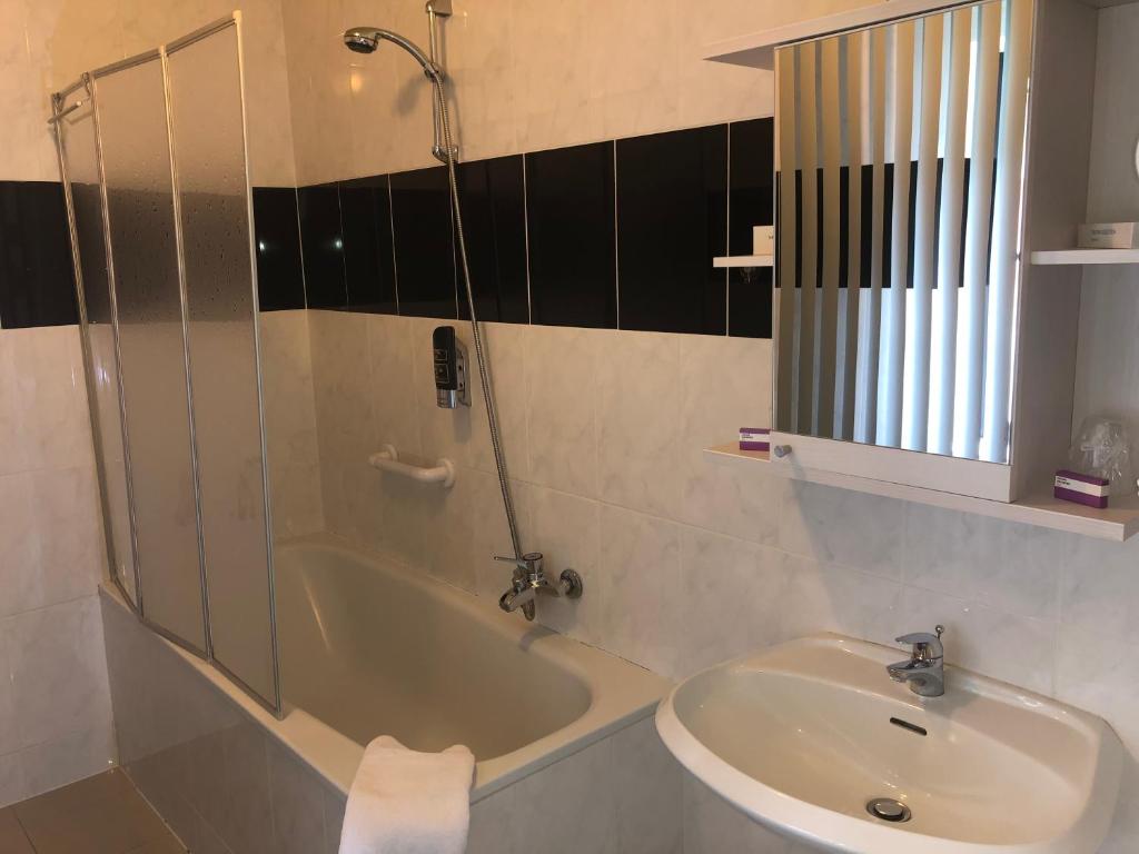 Koupelna v ubytování Astoria Hotel Heimbach