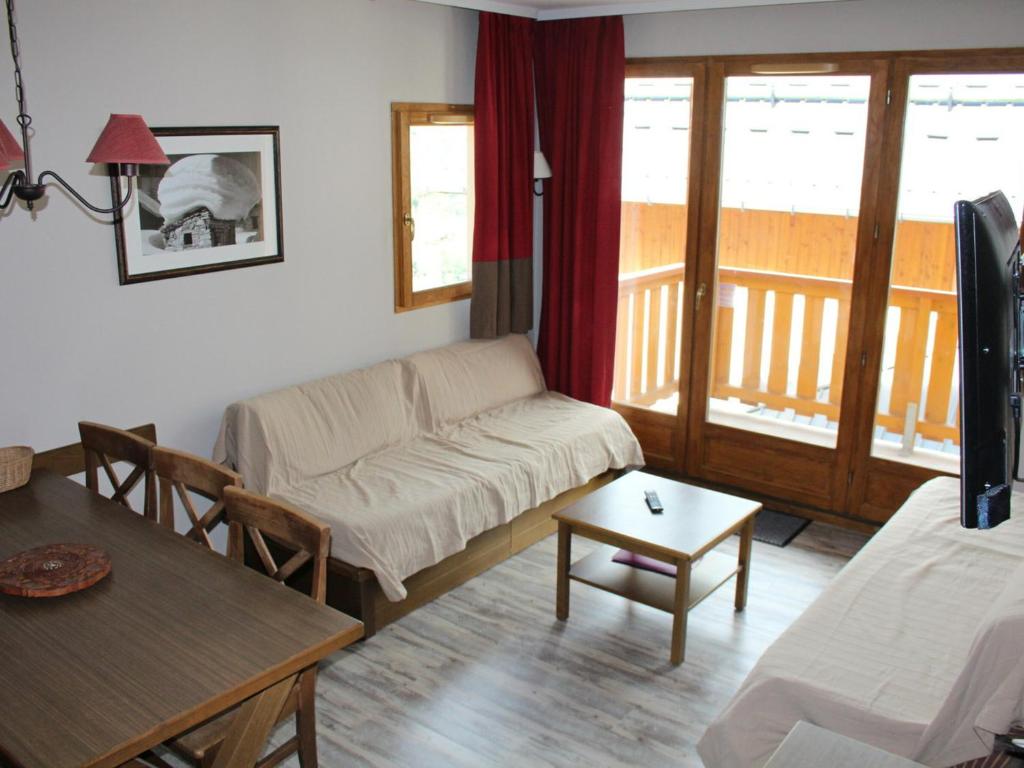 - un salon avec un canapé et une table dans l'établissement Appartement Valloire, 3 pièces, 6 personnes - FR-1-263-260, à Valloire