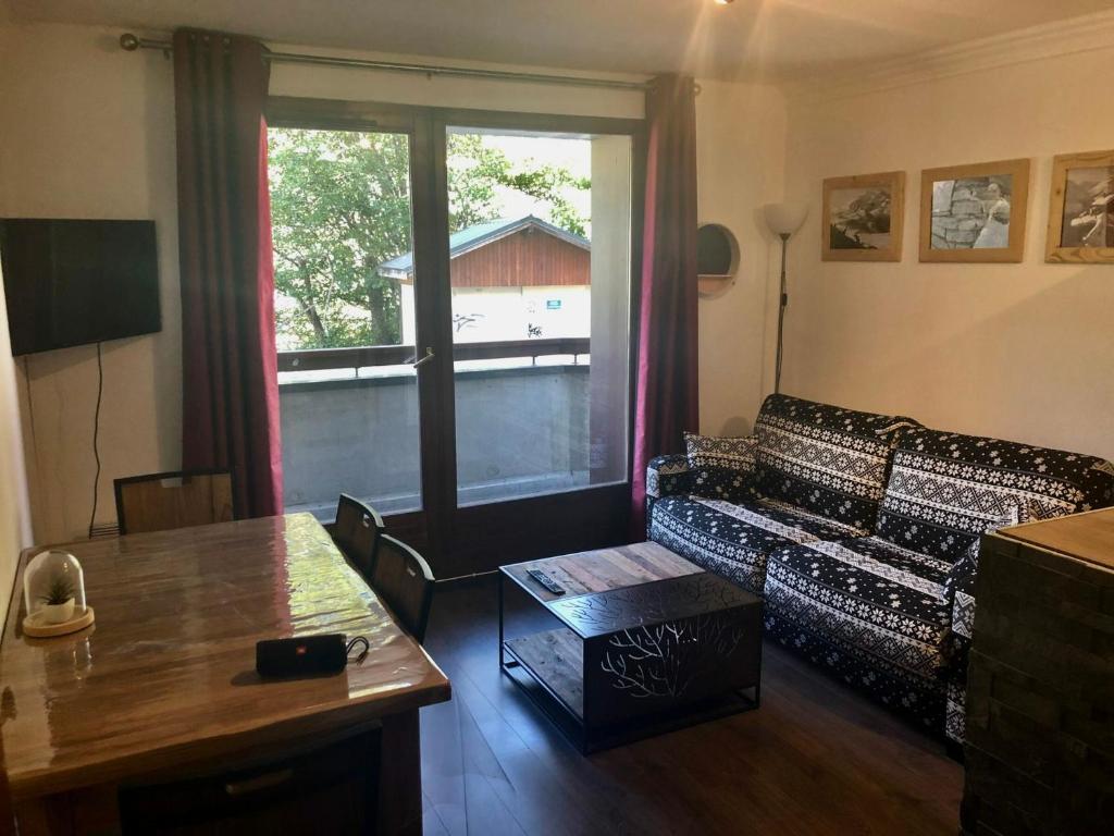 a living room with a couch and a table at Appartement Valloire, 2 pièces, 5 personnes - FR-1-263-126 in Valloire