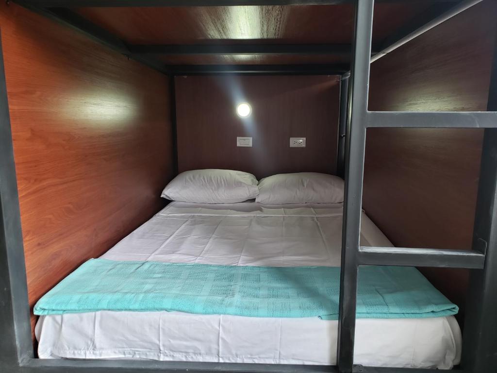 a small bed in a bunk bed room at Aima Ibagué in Ibagué