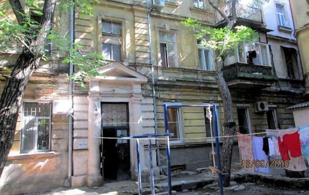an old house with clothes hanging on a clothes line at Apartament Park3 in Odesa