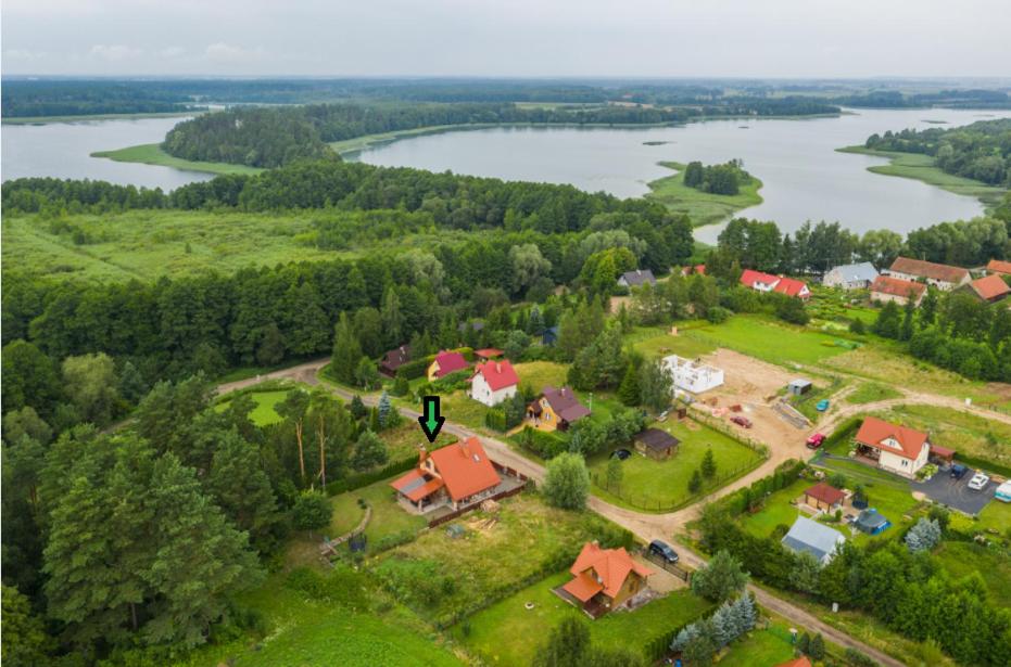 an aerial view of a house with a lake at Dom gościnny na Mazurach Jędrzejki - rowery,łódka,kajak in Kallinowen