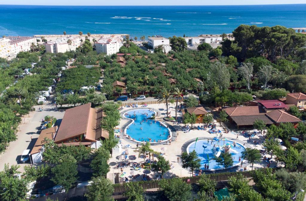 een luchtzicht op een resort met 2 zwembaden bij Camping La Llosa in Cambrils