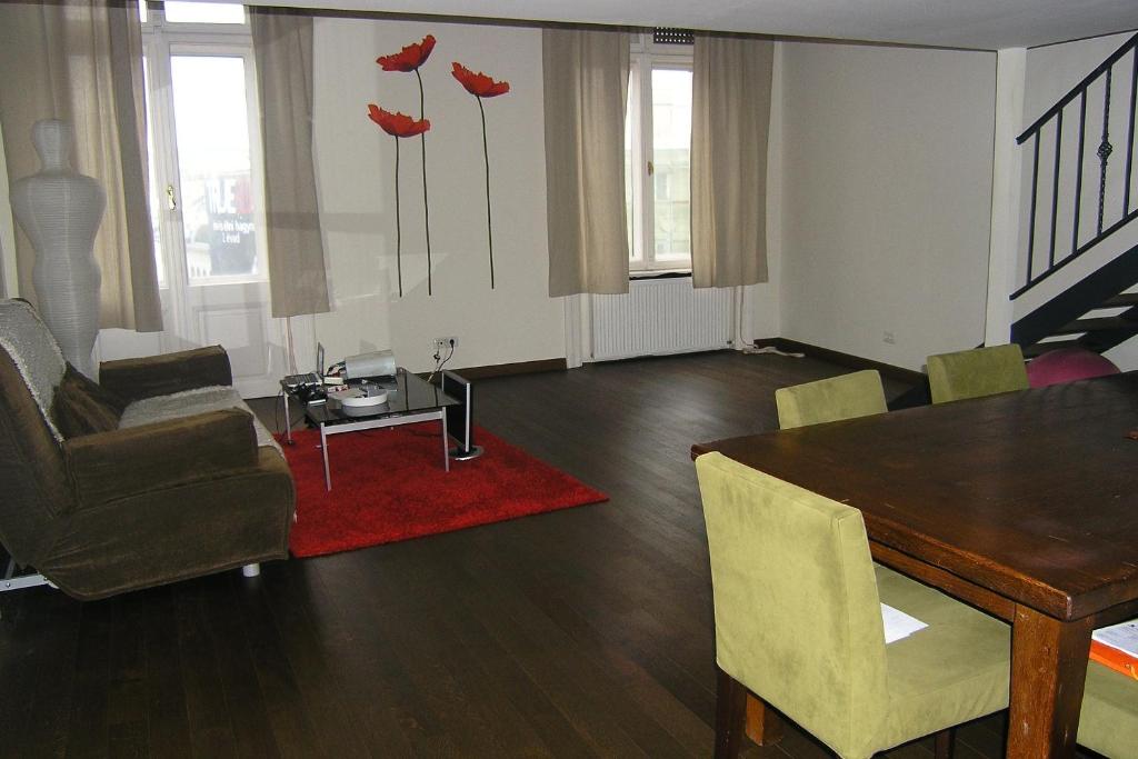 sala de estar con mesa de comedor y sillas en Judit Apartman, en Budapest