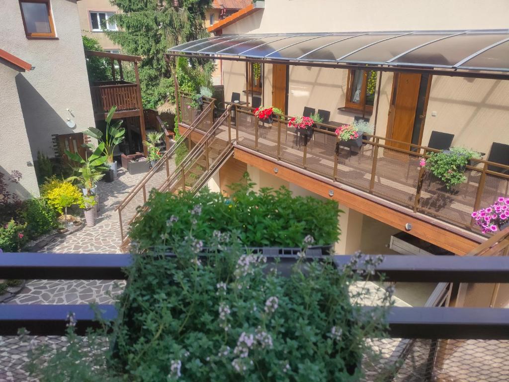 Balkón nebo terasa v ubytování Apartmány Aranka
