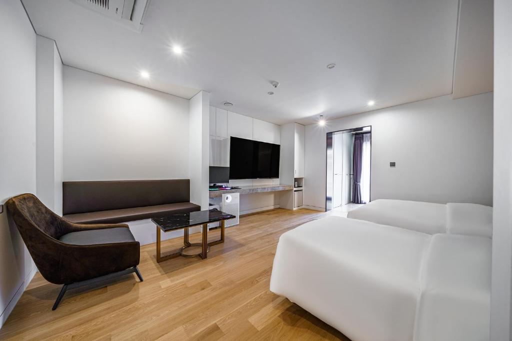 A television and/or entertainment centre at Amare Hotel Jongno