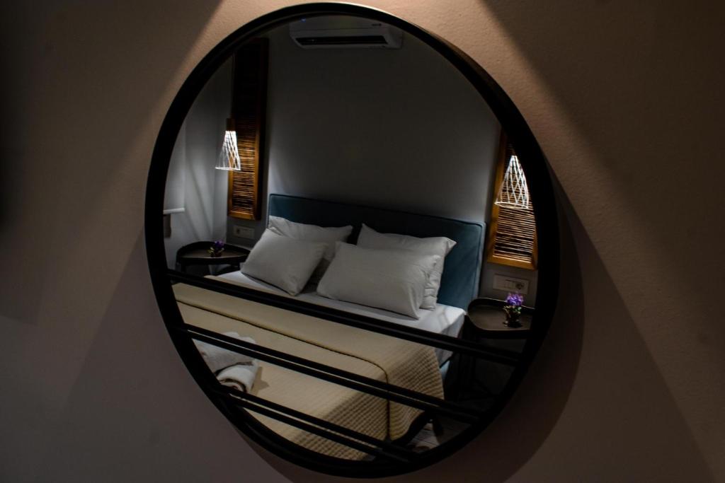 Postel nebo postele na pokoji v ubytování Ikaros Art Hotel