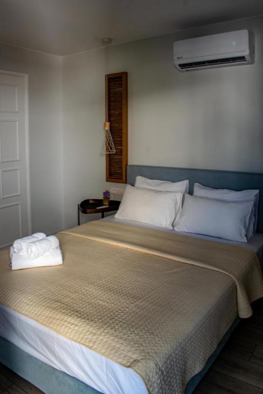 Postel nebo postele na pokoji v ubytování Ikaros Art Hotel
