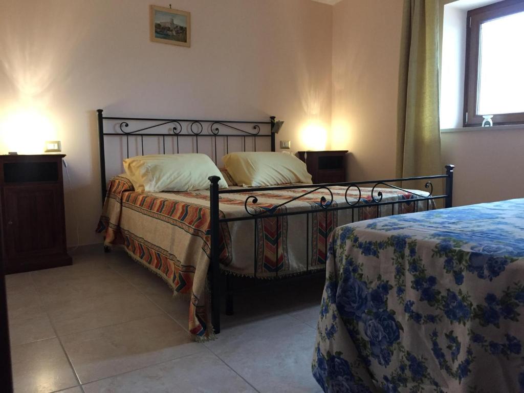 sypialnia z 2 łóżkami i oknem w obiekcie La Collina dei Goti Agriturismo ,Azienda Agricola w mieście Cerreta