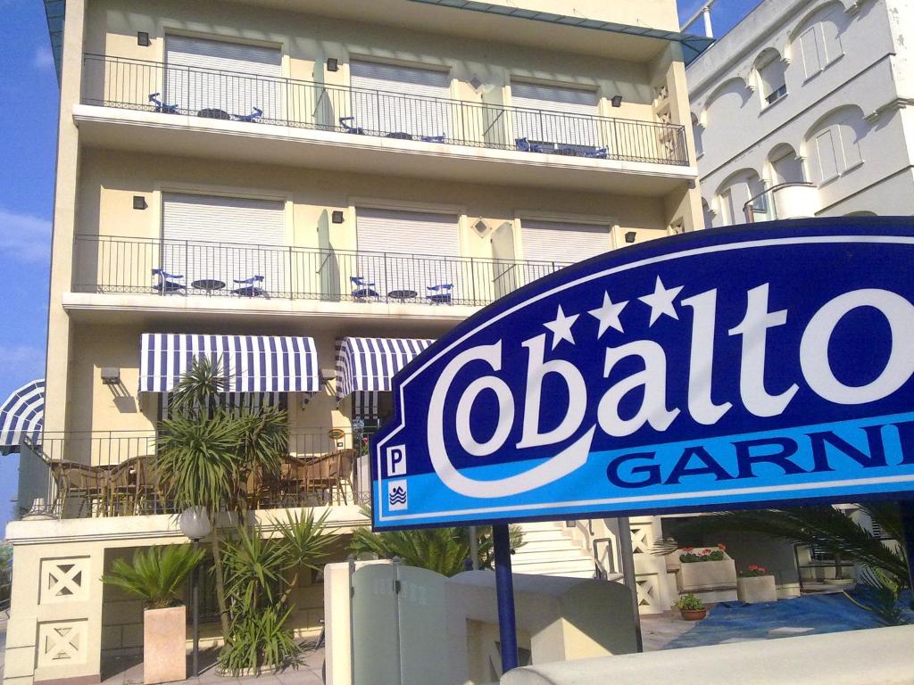 ein Schild vor einem Gebäude in der Unterkunft Hotel Cobalto in Rimini