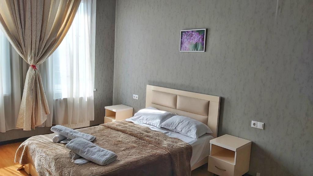 Postel nebo postele na pokoji v ubytování Gamarjoba Hotel