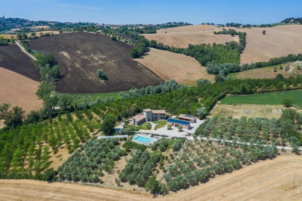 una vista aerea di una grande tenuta con una casa di Villa Flavia 20 a Filottrano