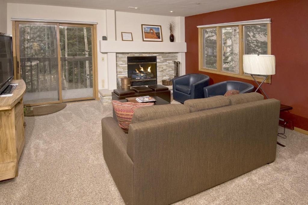 ein Wohnzimmer mit einem Sofa und einem Kamin in der Unterkunft Townsend Place 206A Condo in Beaver Creek