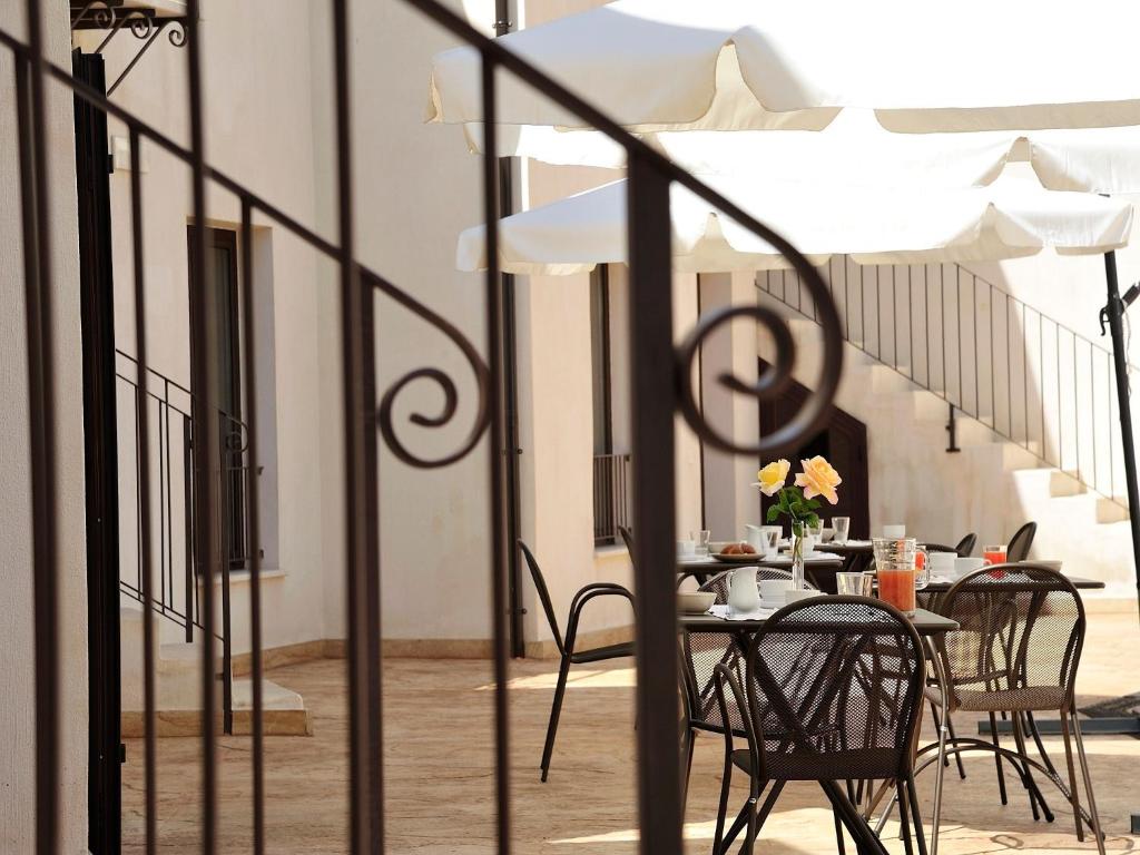 A restaurant or other place to eat at B&B Le Cale