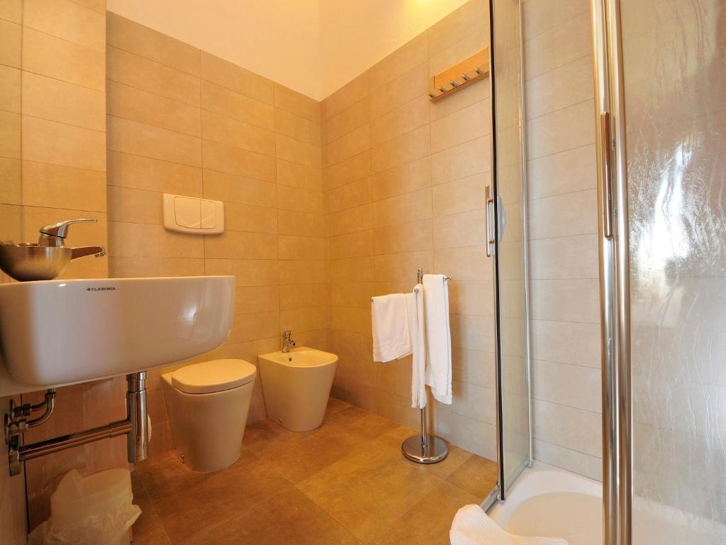 A bathroom at B&B Le Cale