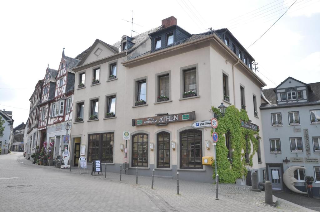 ein weißes Gebäude an der Straßenseite in der Unterkunft Hotel Restaurant "Athen" in Münstermaifeld