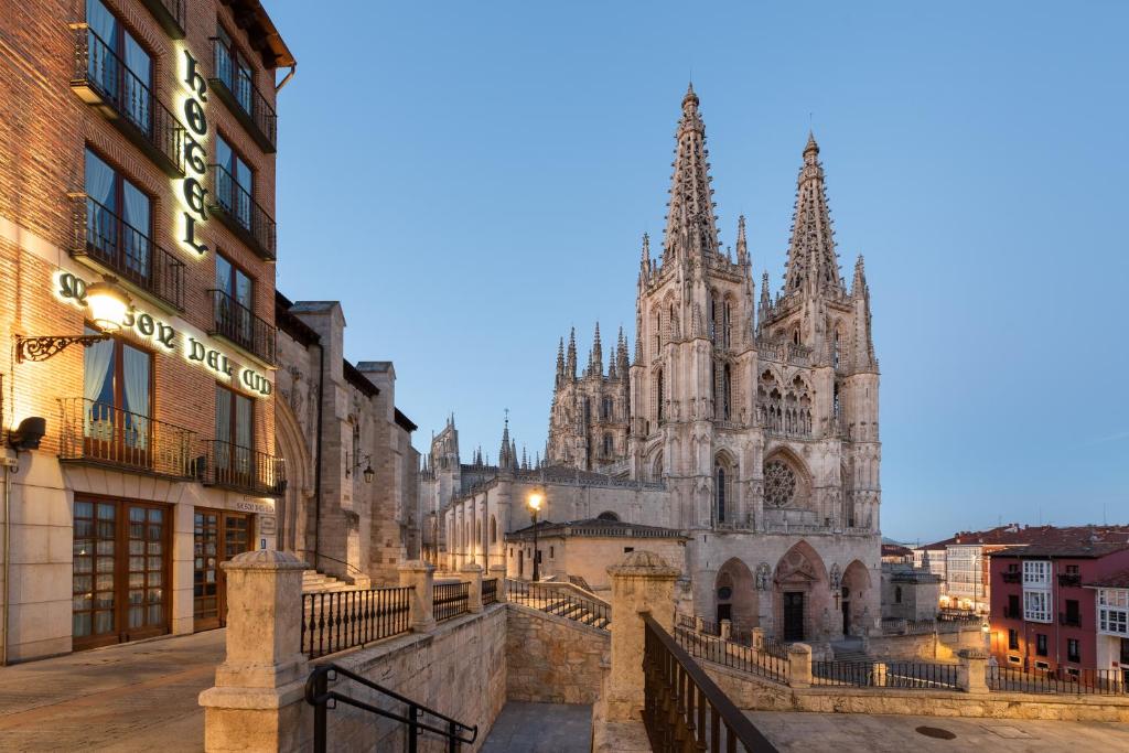 una imagen de una catedral por la noche en Crisol Mesón del Cid en Burgos