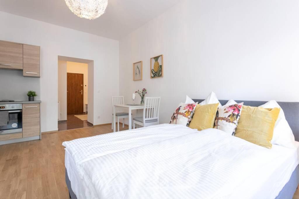 una camera da letto con un grande letto bianco e un tavolo di Gemütliches Studio l LF13 a Vienna