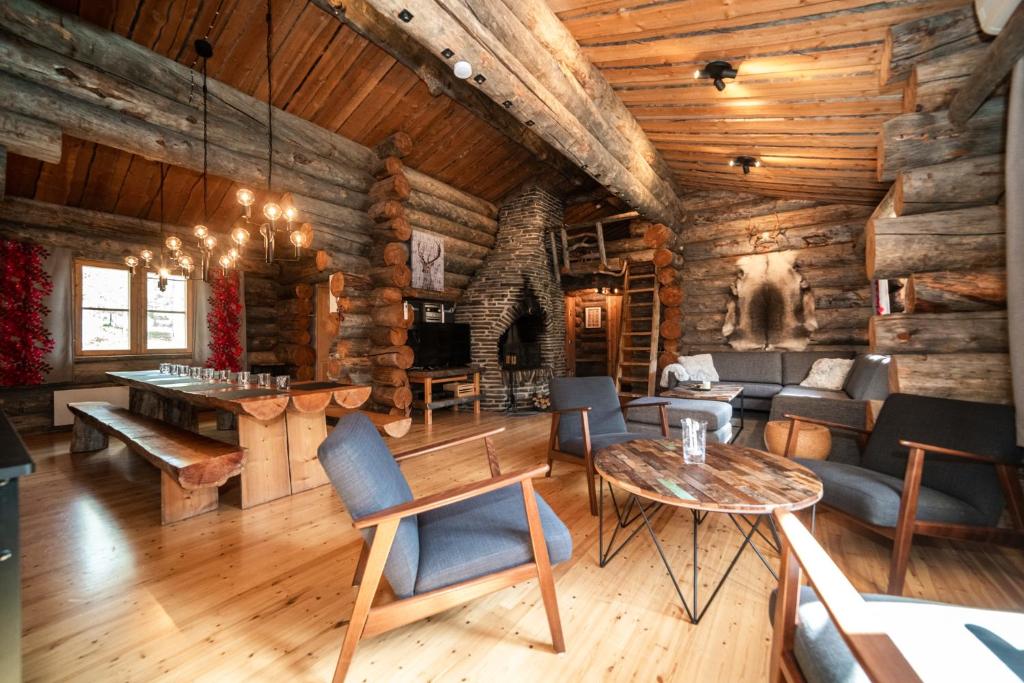 a living room in a log cabin at Ruska-Ruka 9.1 in Ruka