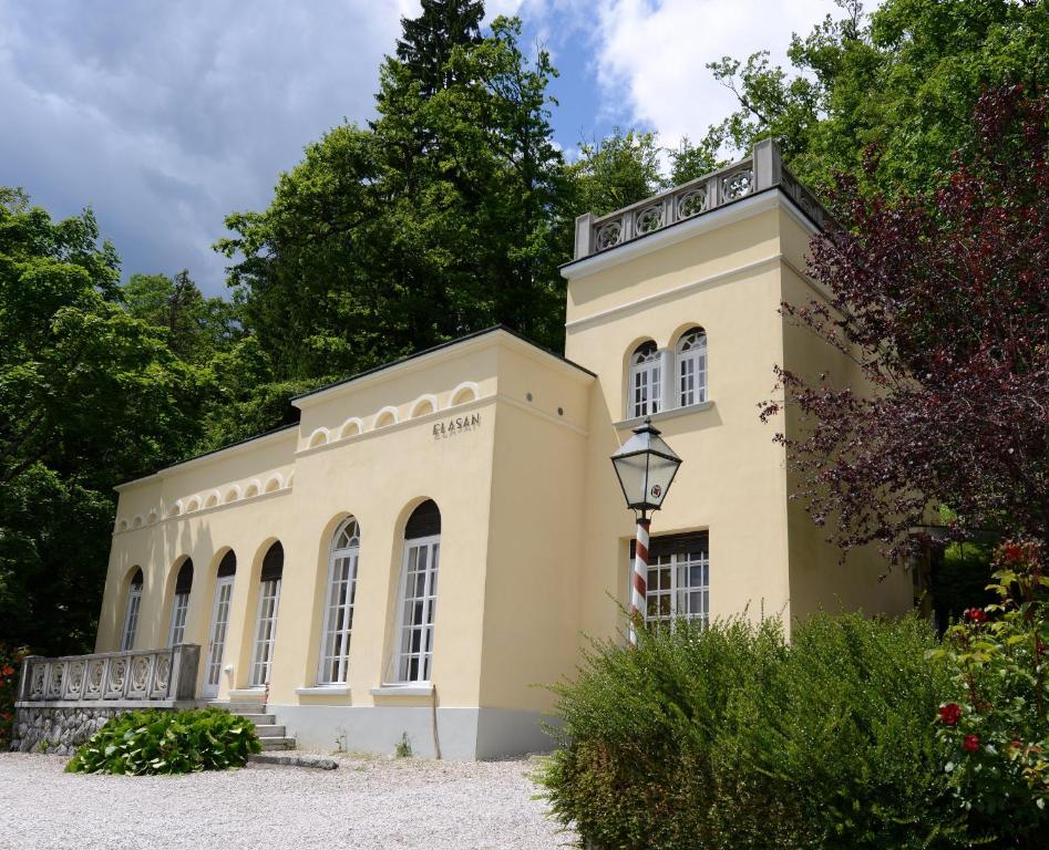 Ein altes Gebäude mit einer Flagge darauf in der Unterkunft Villa Elasan in Bled