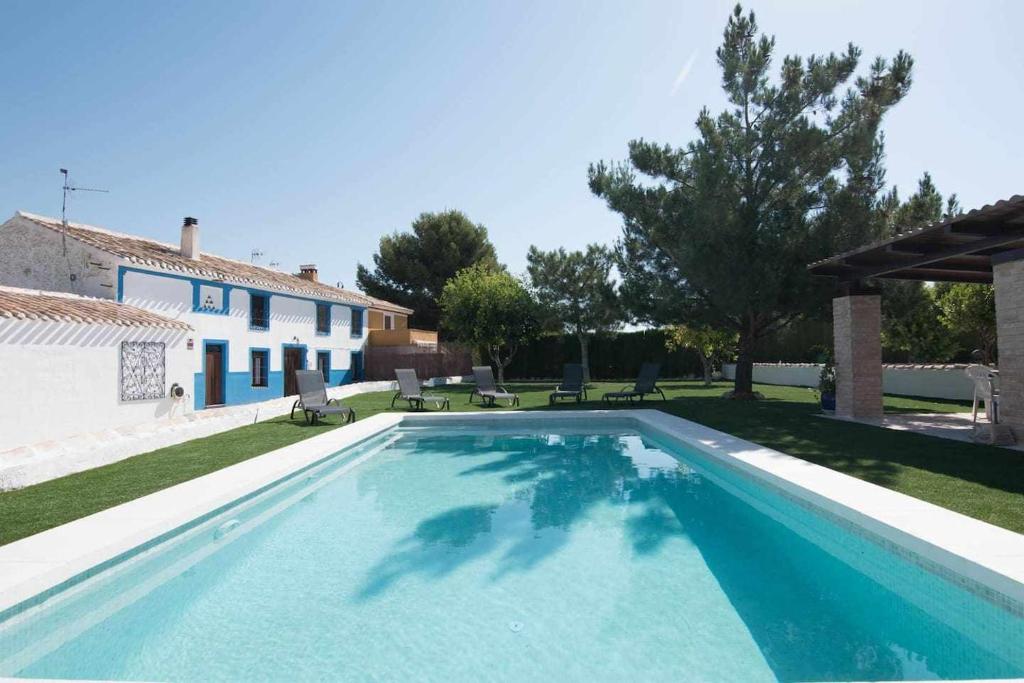 - une piscine dans l'arrière-cour d'une maison dans l'établissement Casa Rural Patitas Caravaca, à Caravaca de la Cruz