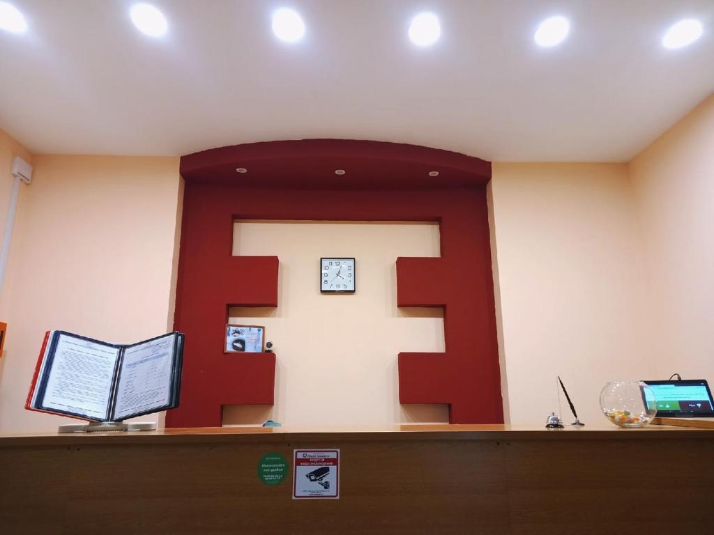 a waiting room with a computer on a counter at Отель "Курган" in Kurgan