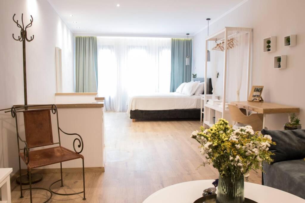 Postel nebo postele na pokoji v ubytování Isidorou Suite Xanthi
